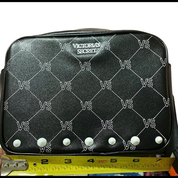 Victoria Secret purse can wear around your waist or shoulder - Picture 8 of 10